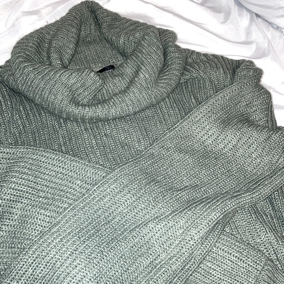 Drop shoulder green turtle neck knitted sweater size medium - Picture 3 of 3